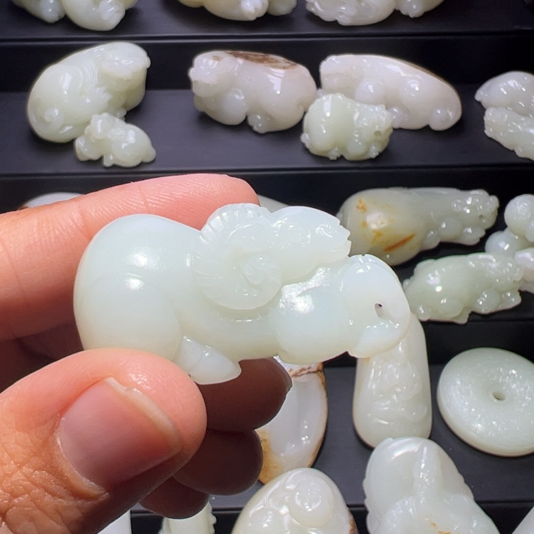 大***石和田玉未镶嵌颈饰