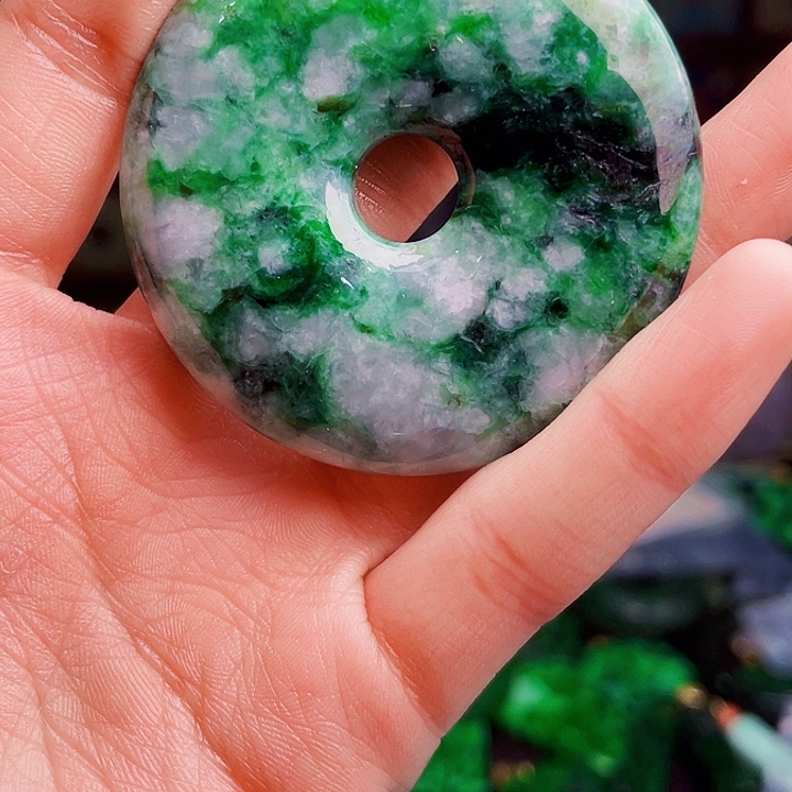 翡翠未镶嵌颈饰多样性