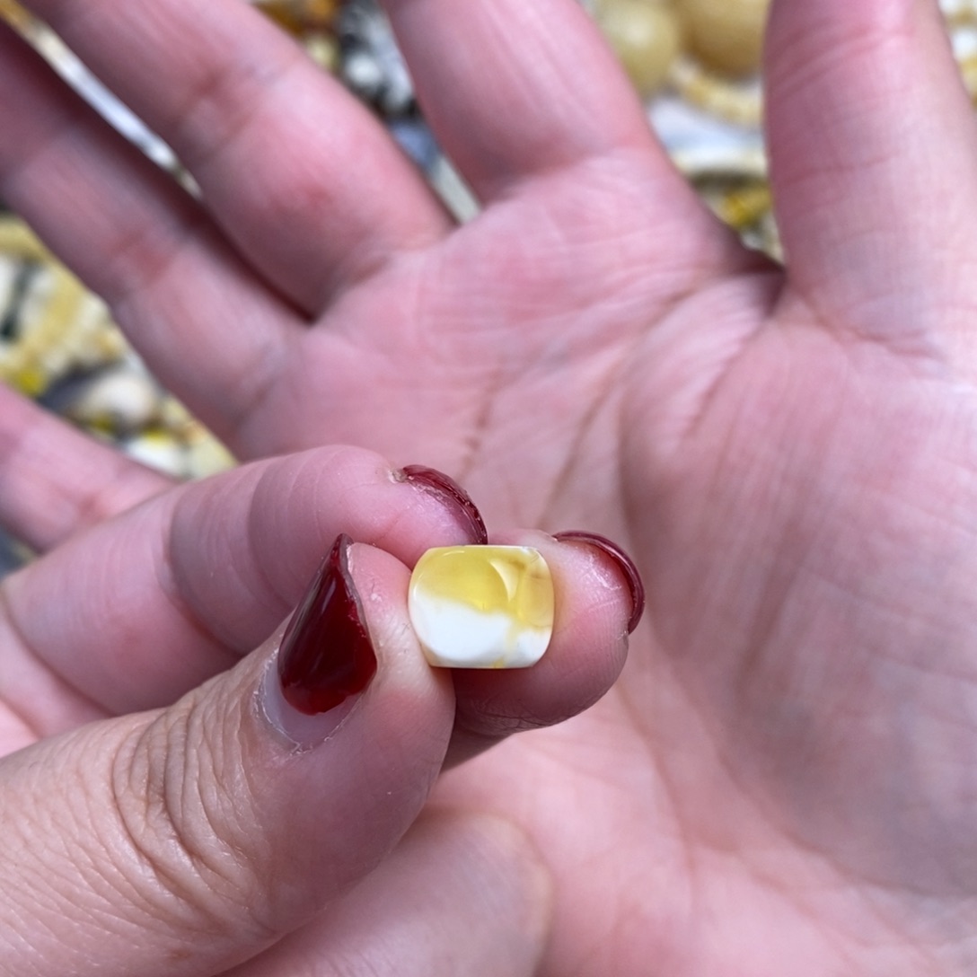 琥珀裸石未镶嵌金瓷白六方单珠7.8