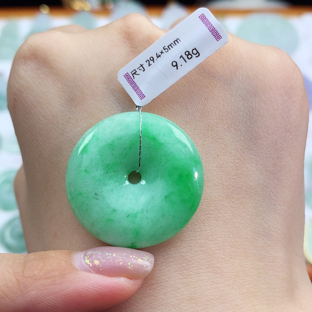 翡翠颈饰未镶嵌平安扣