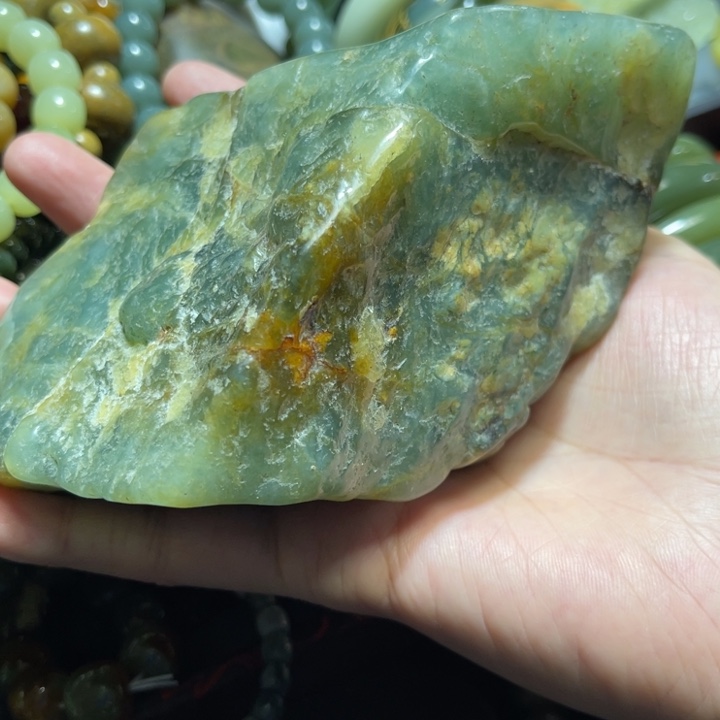 蛇纹石玉未镶嵌颈饰