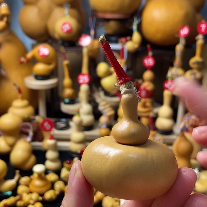 墨***白葫芦丝老师在讲台前讲