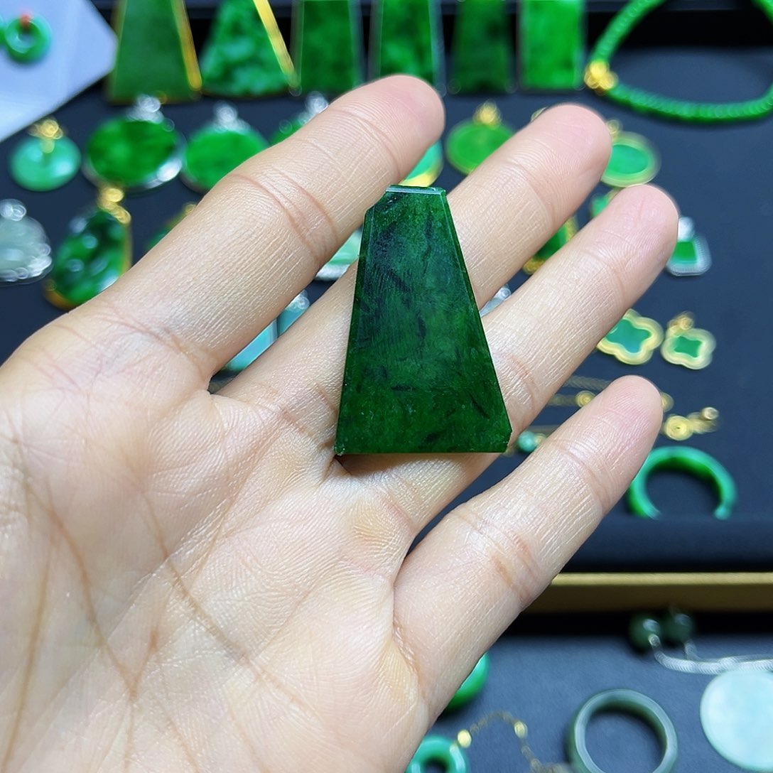 ****心翡翠未镶嵌颈饰有纹裂