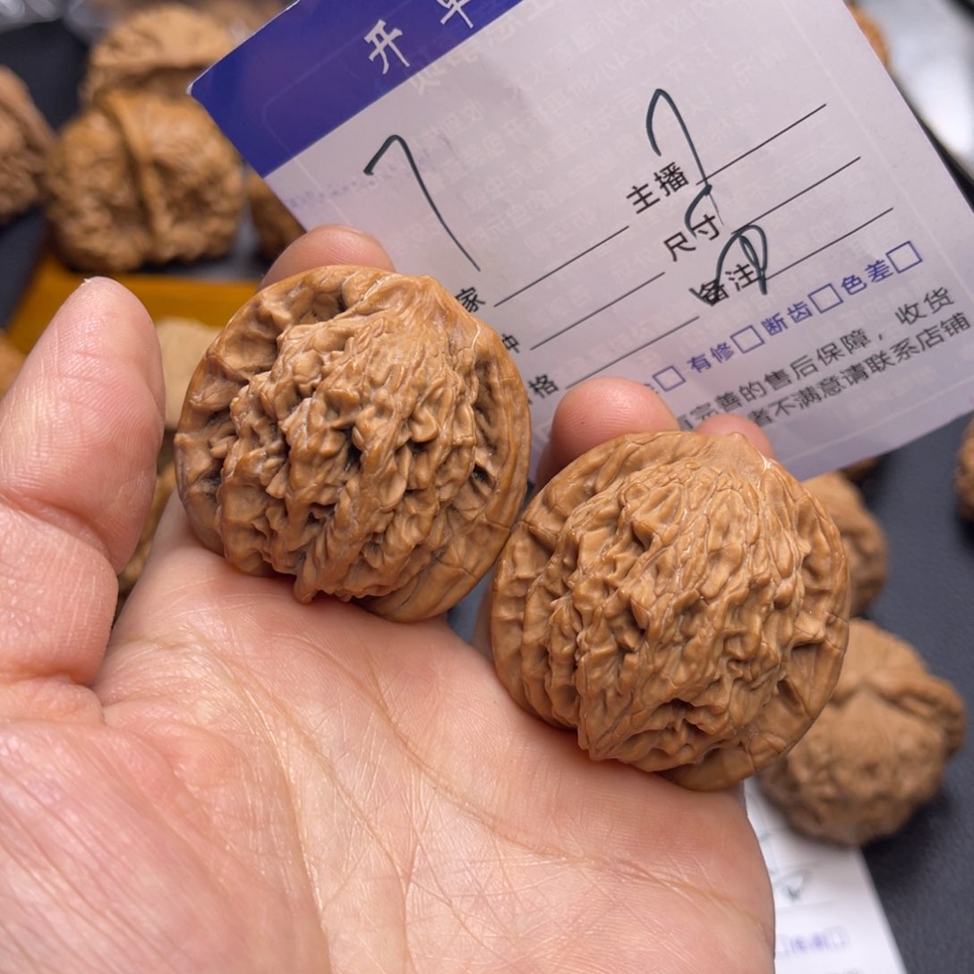 桃核把件40虎头。  孟