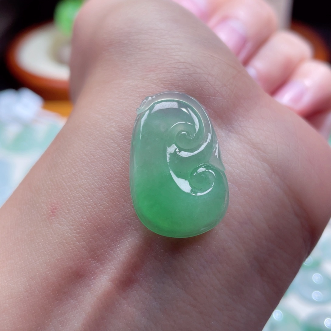 翡翠颈饰未镶嵌如意