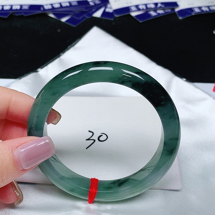 翡翠手镯未镶嵌翡翠手镯未镶嵌