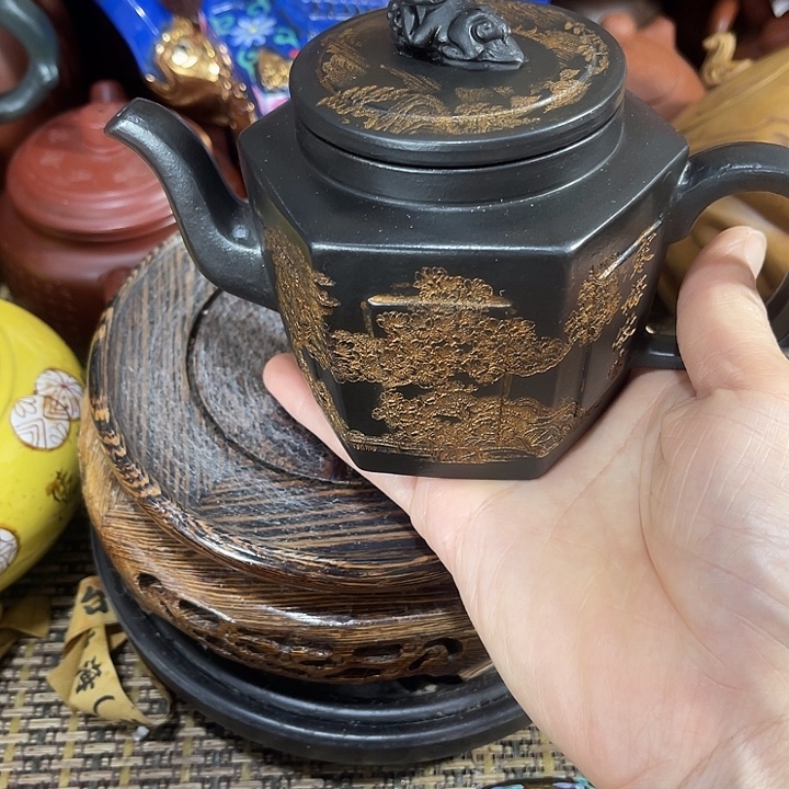 茶壶紫砂原矿泥料手工制作的一把紫砂壶。