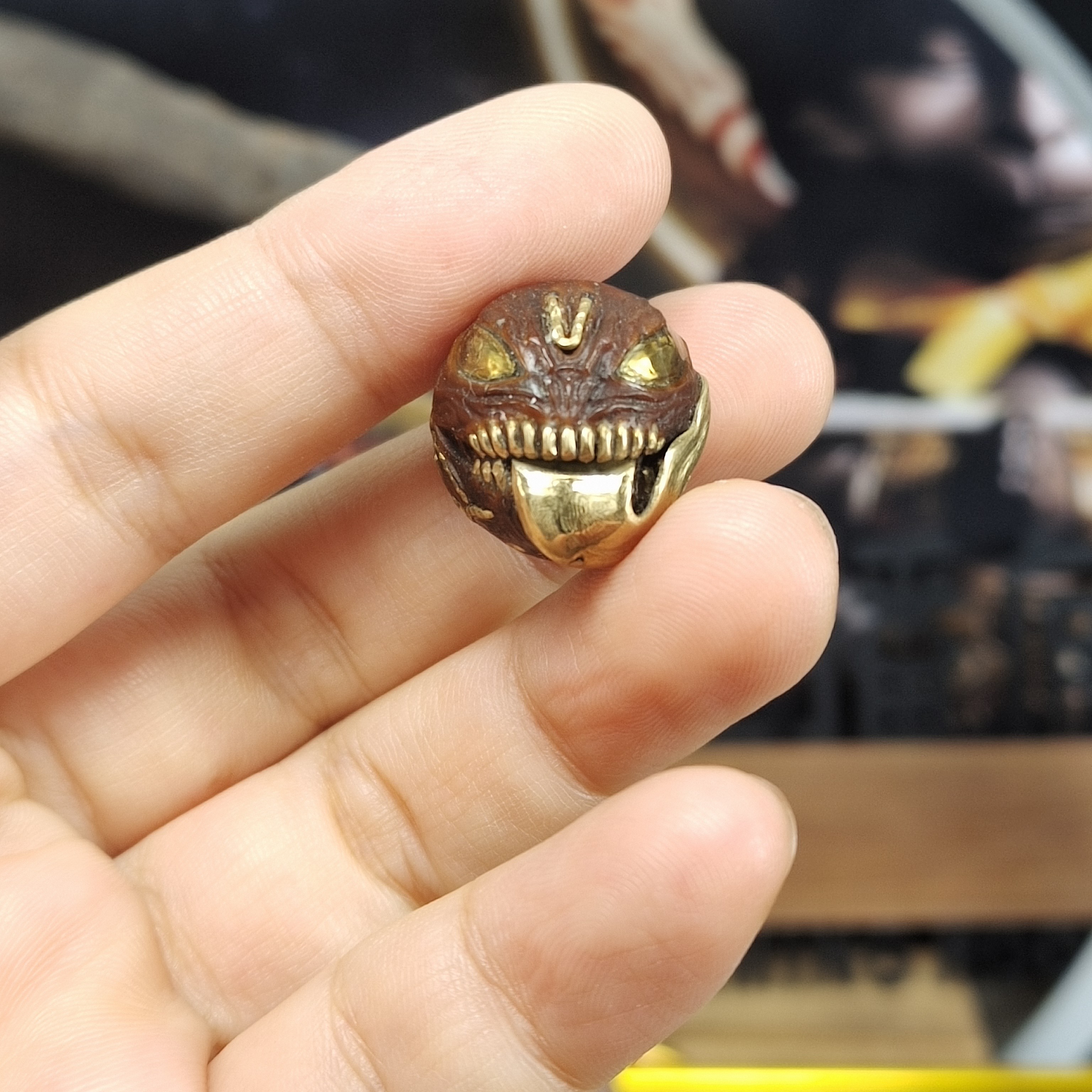 紫金鼠雕刻单籽毒液手工镶嵌文玩配珠