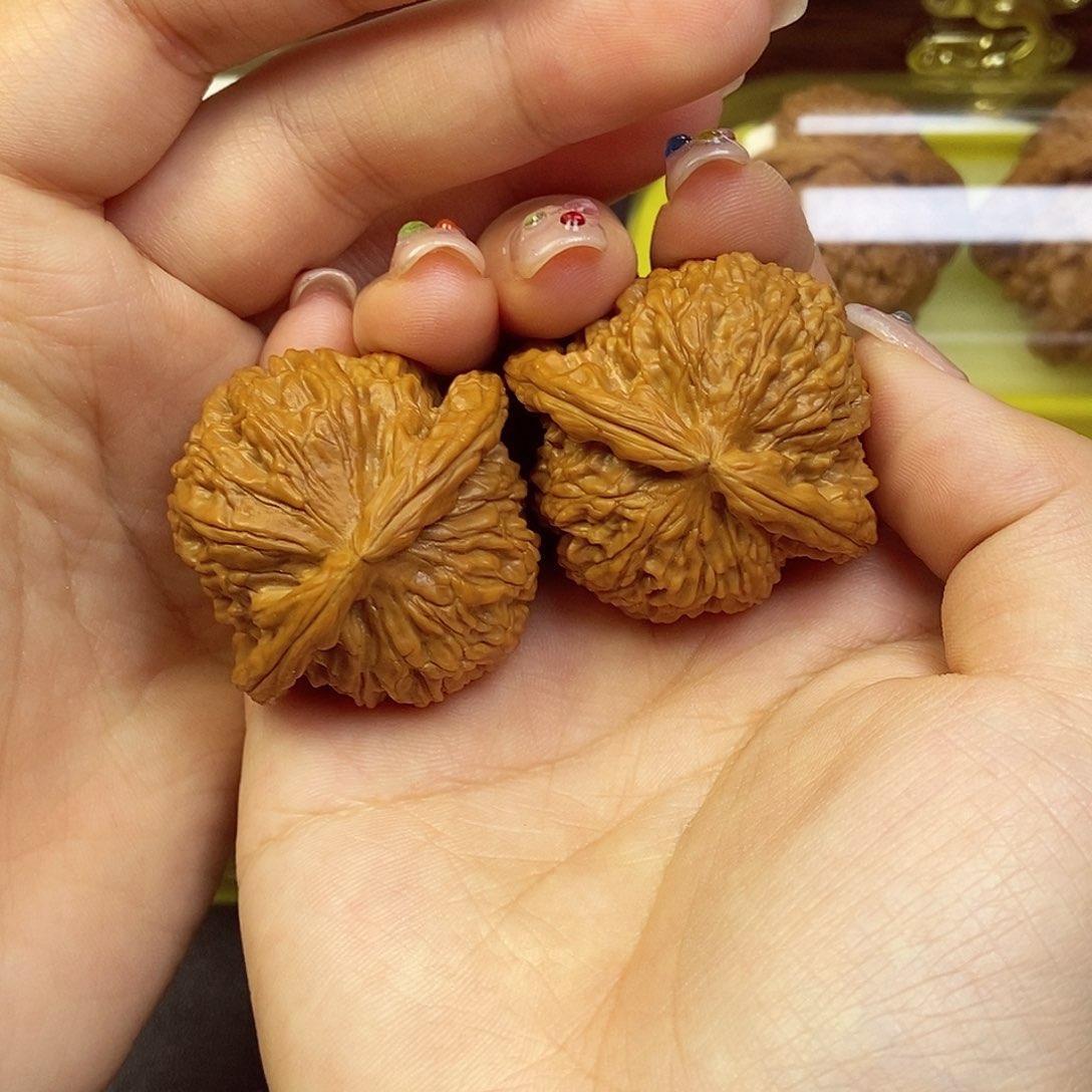 文玩核桃吊坠白狮子40+