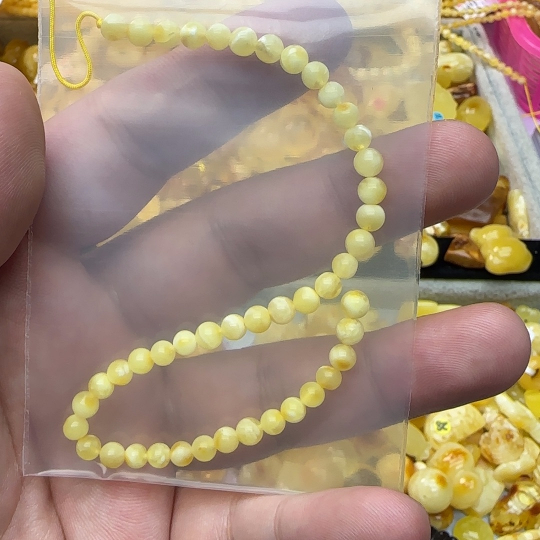 孟***莉琥珀未镶嵌裸石半条