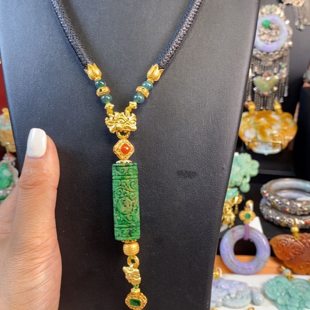 翡翠手镯未镶嵌吊坠