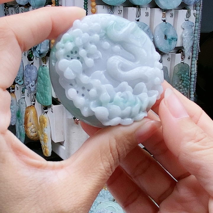 颈饰足铂镶嵌翡翠翡翠