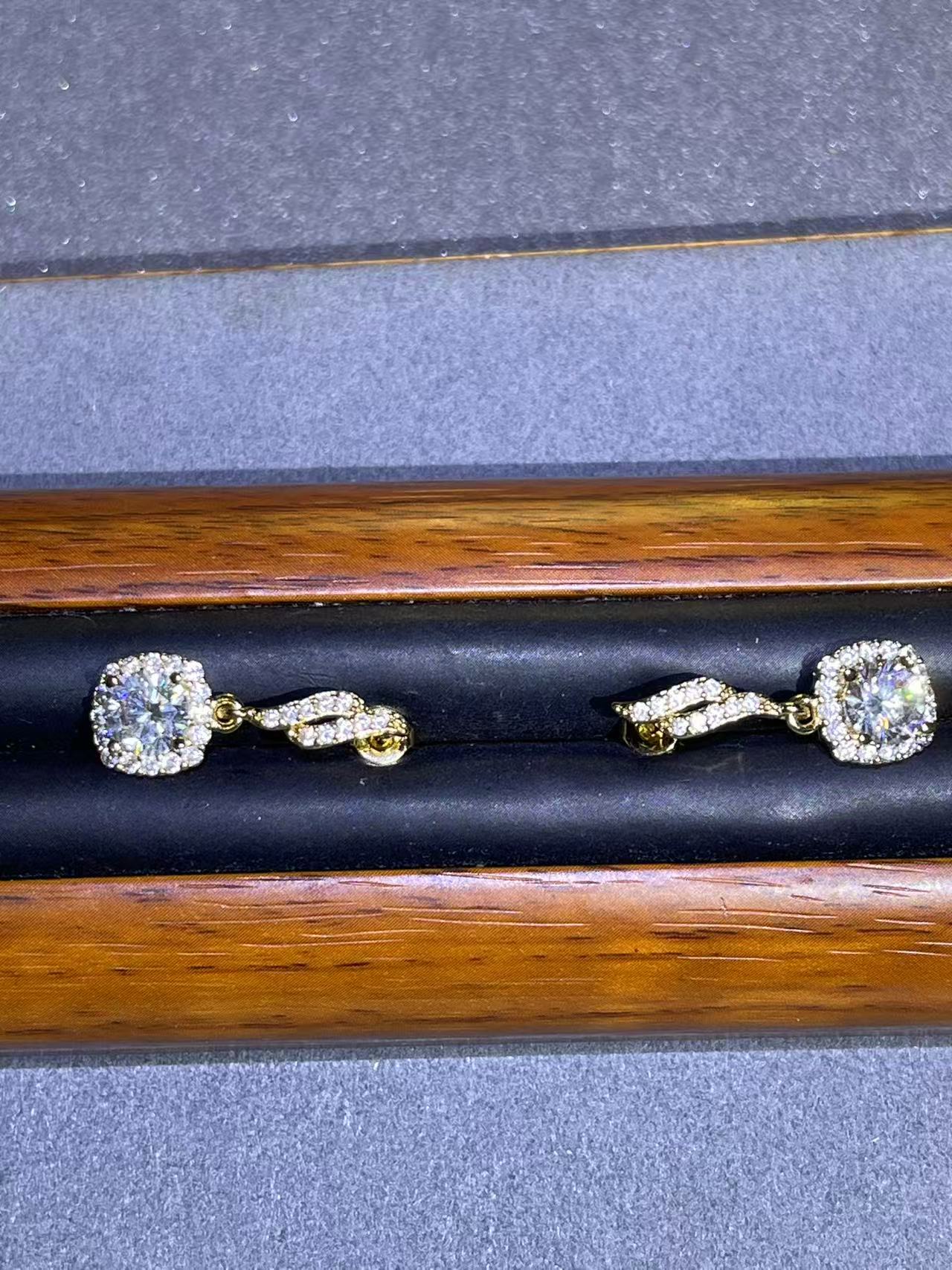 a2107黄色四爪耳钉多样性发货