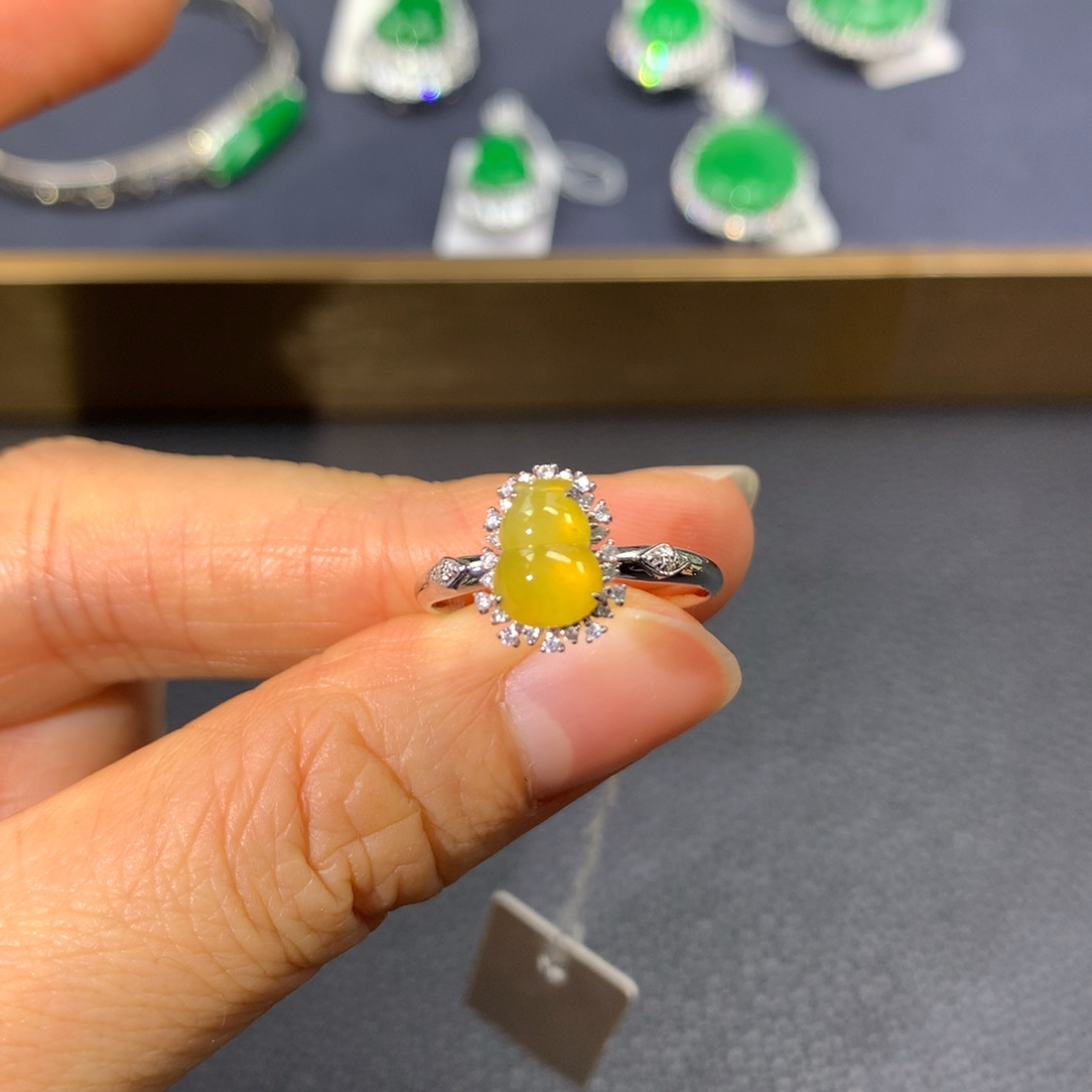 翡翠戒指18K金镶嵌翡翠