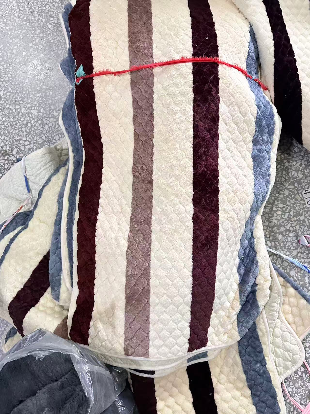 《兵哥外贸》3楼180×210卡其条纹加绒防滑沙发垫 发一张微瑕疵