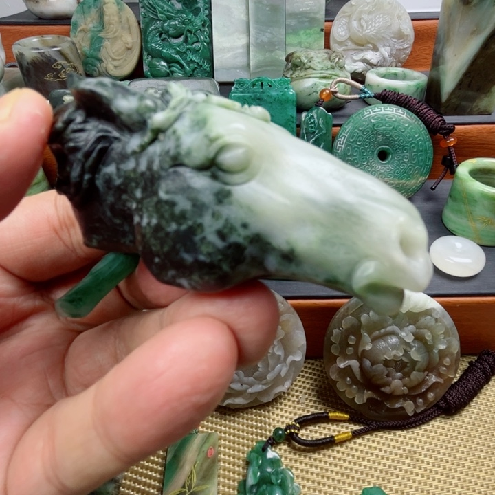 未镶嵌方钠石珠宝半成品