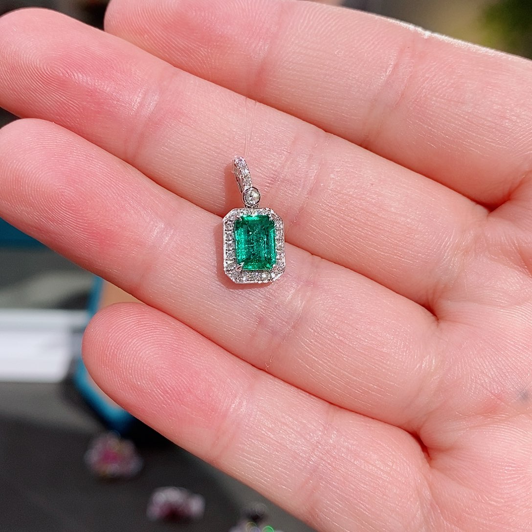 18K金镶嵌颈饰祖母绿