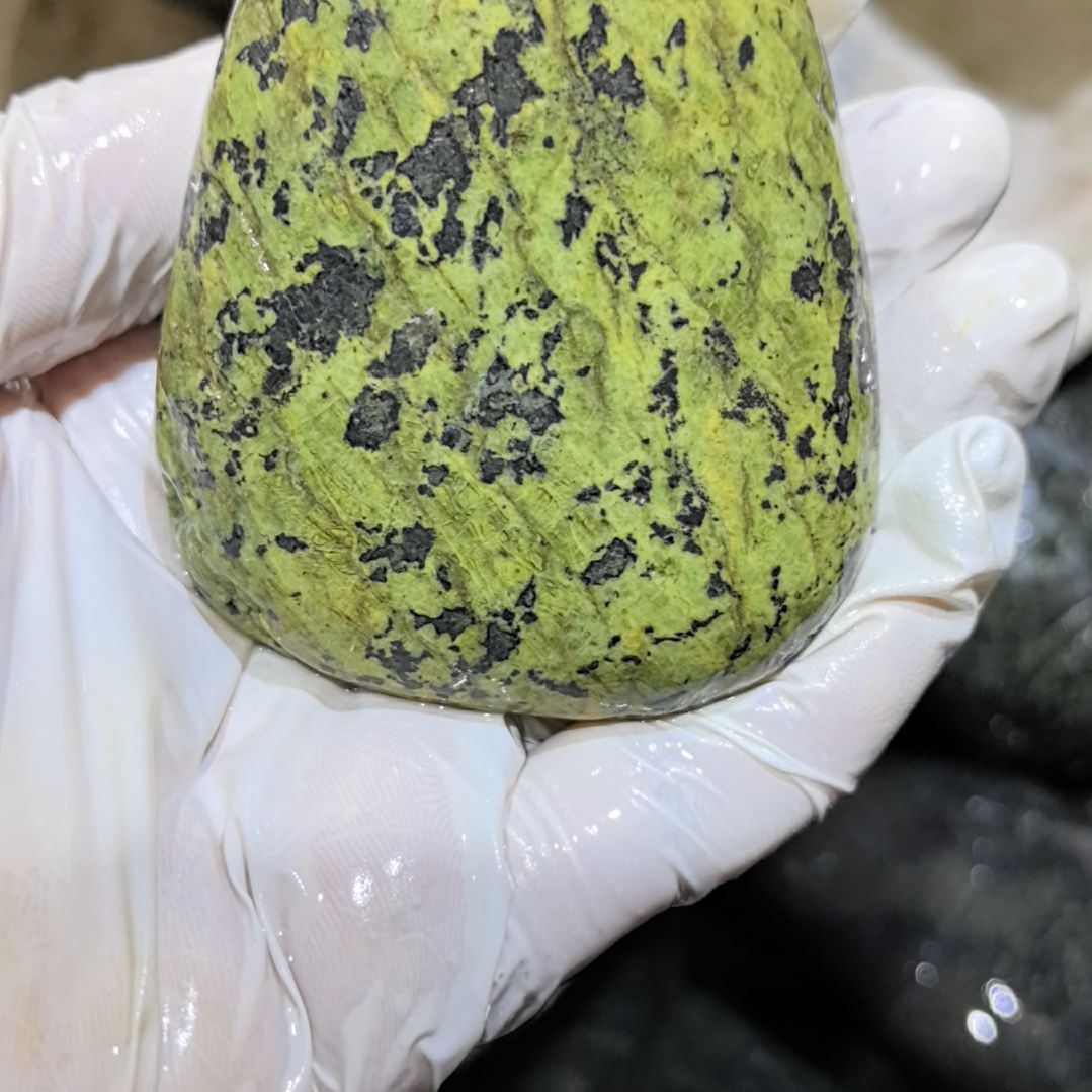 紫***谣藏玉药王石原石一个摆件一个