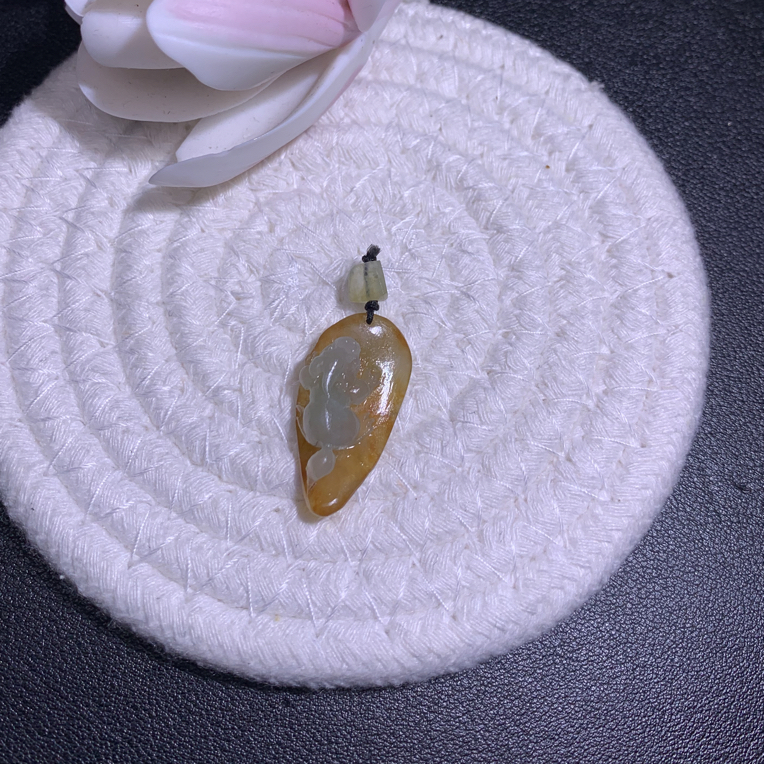 天然缅甸翡翠 黄皮白肉俏色巧雕貔貅吊坠 尺寸28.4 14.6 8.3