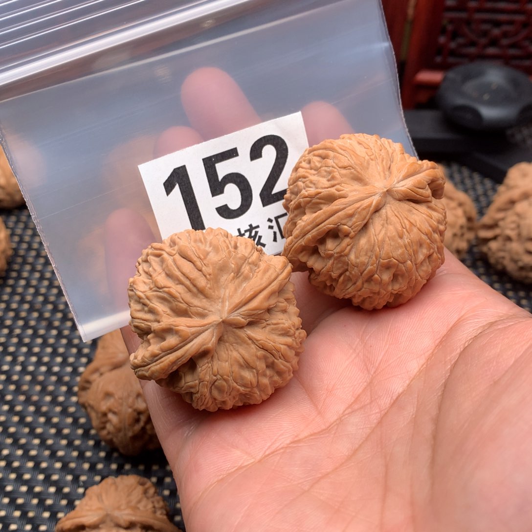 文玩核桃吊坠白狮子40