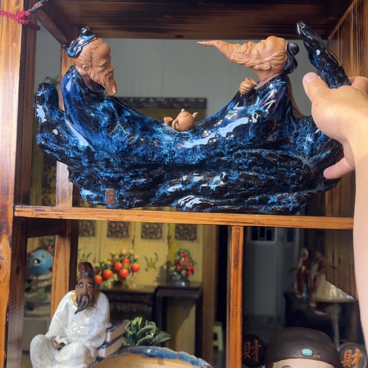 石湾公仔衬托盆景漂亮