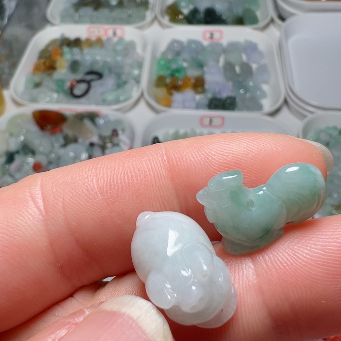 翡翠颈饰未镶嵌快*吊坠孔鸡猪两个116块