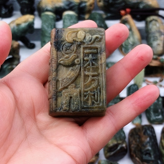 未镶嵌岫岩河磨玉（透闪石质玉）把件