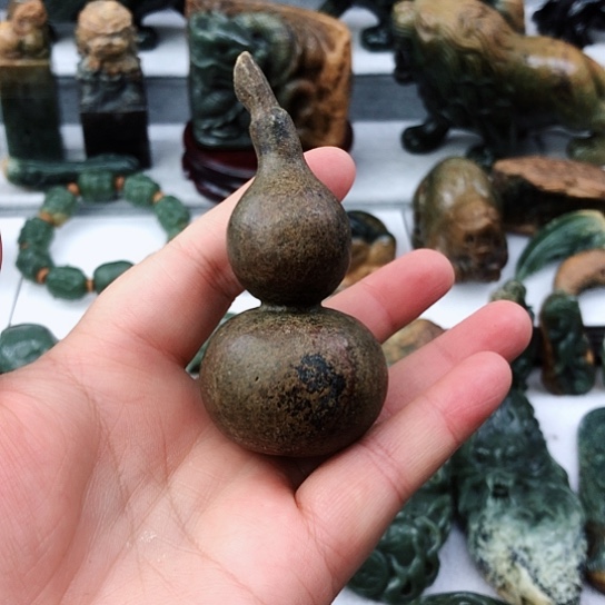 未镶嵌岫岩河磨玉（透闪石质玉）把件