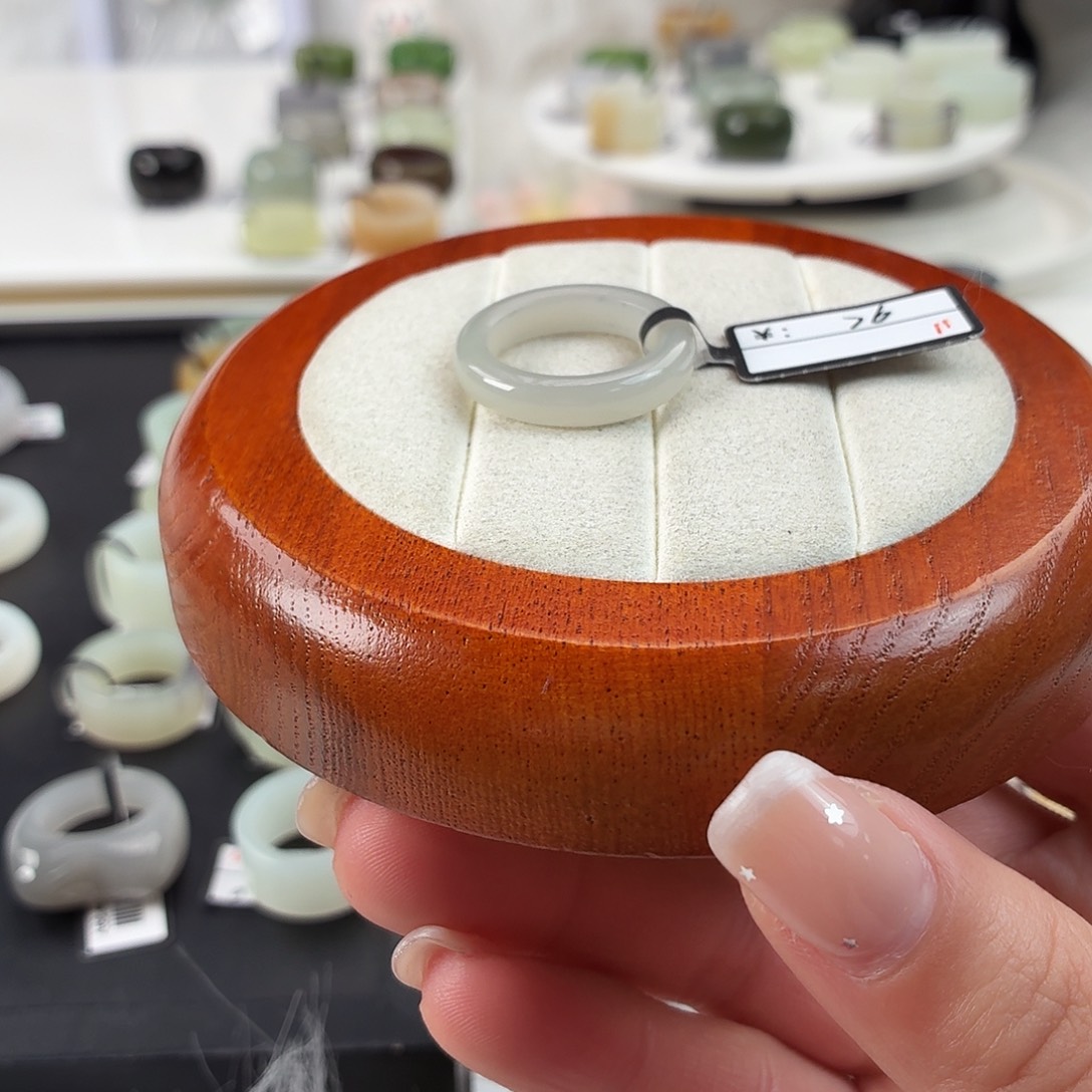 和田玉未镶嵌戒指Q46烟灰泥鳅背内径18.0