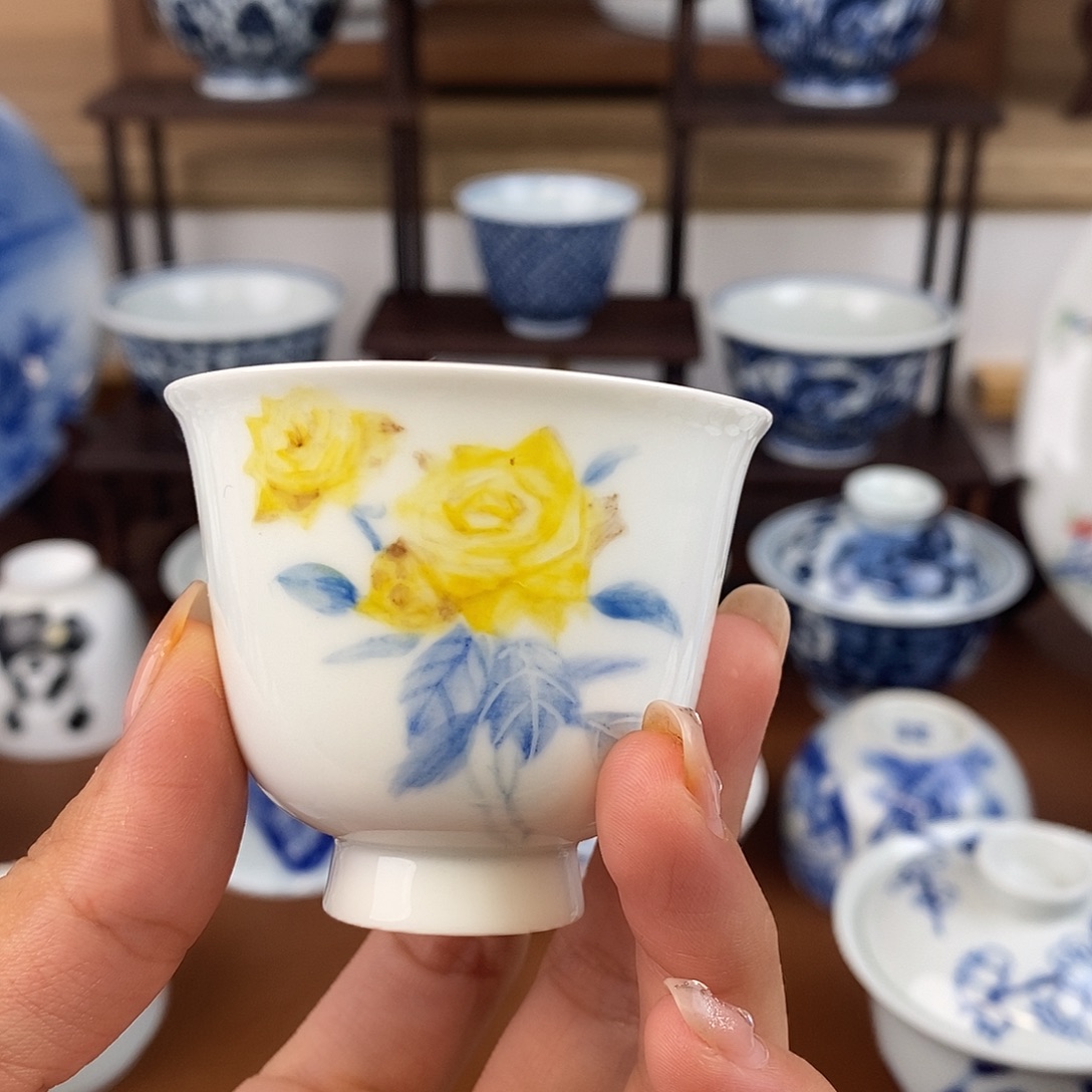 釉下五彩黄玫瑰高足杯