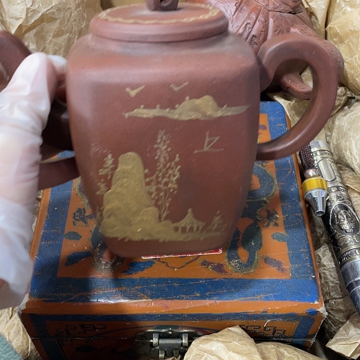 茶壶紫砂矿泥料，纯手工制作的一把紫砂壶。