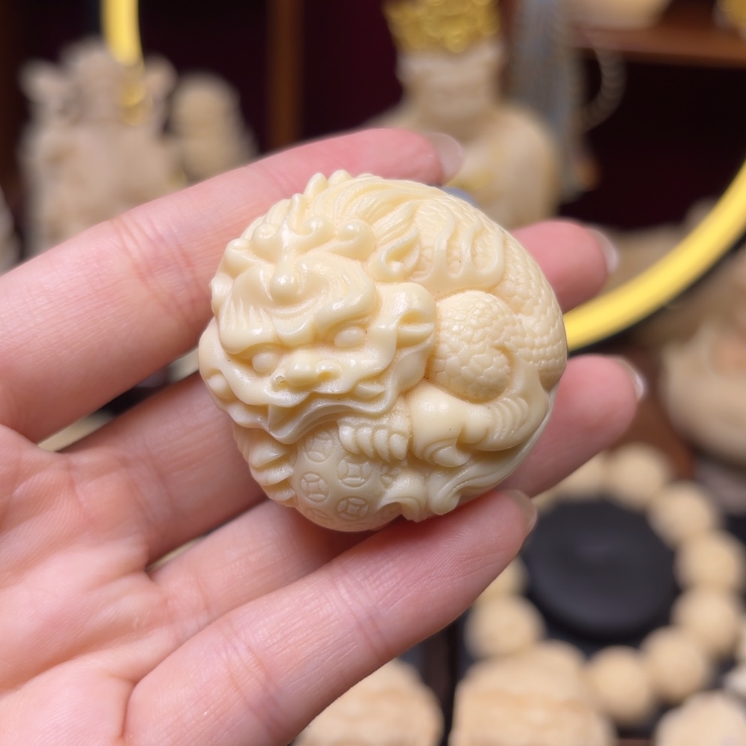 吊坠菩提根/象牙果貔貅抱球