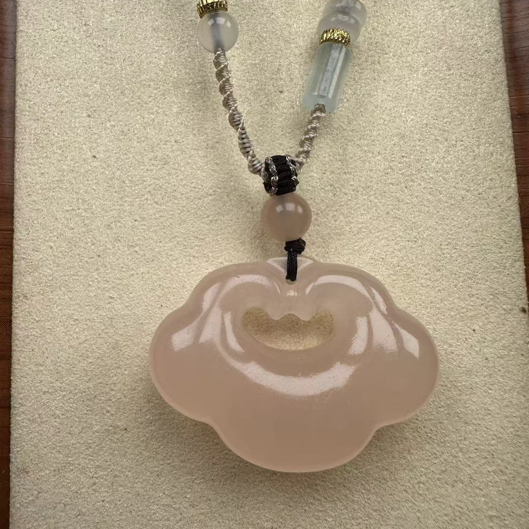天然玉石祥云锁吊坠