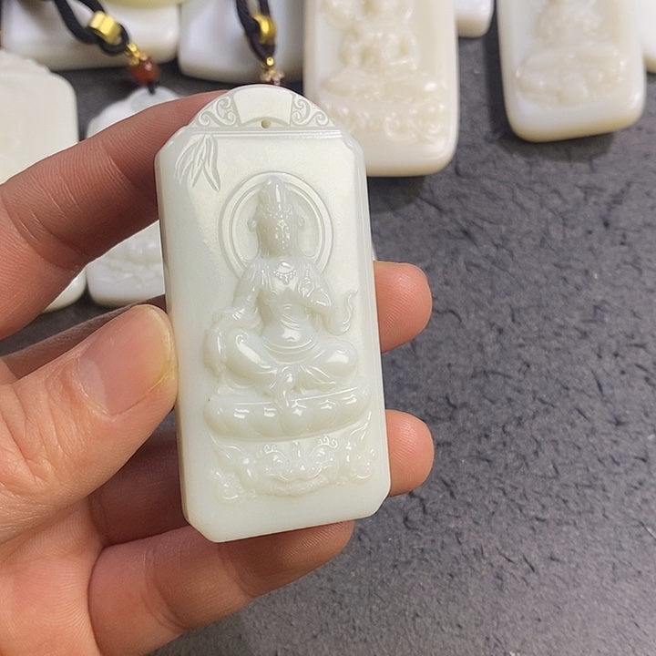 半***蛙和田玉未镶嵌颈饰