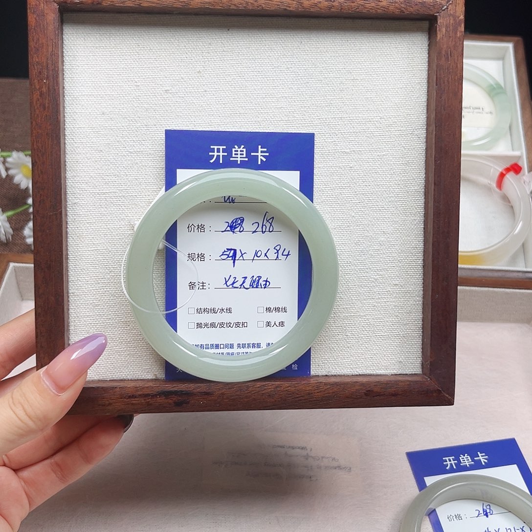 依***一未镶嵌手镯石英质玉