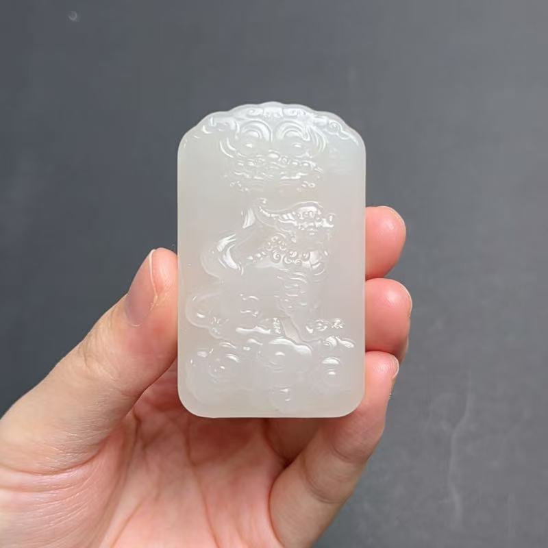 天然和田玉麒麟牌藕粉高冰双面精工雕刻瑞兽麒麟送子挂件吊坠