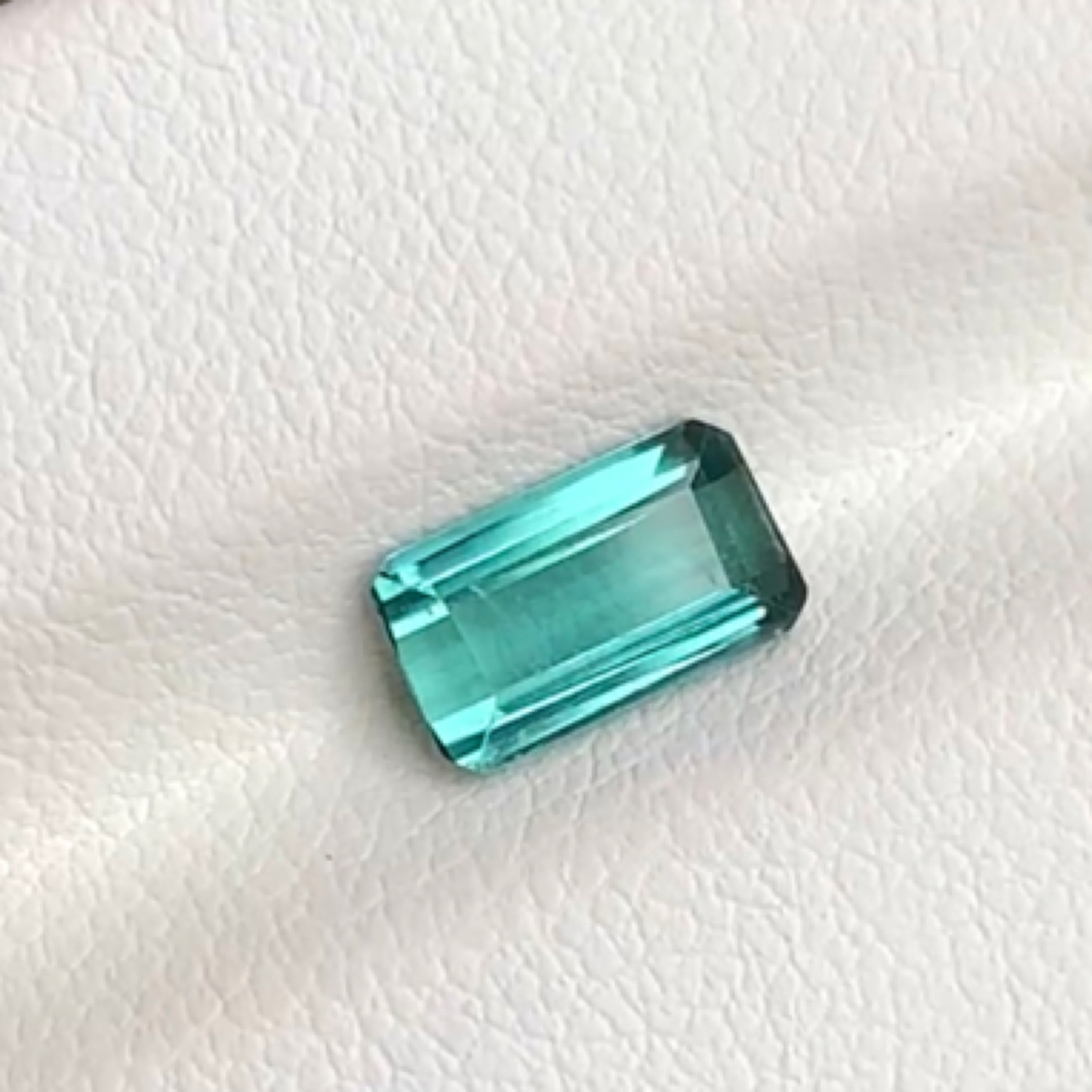 天然碧玺 ，1.16克拉，肉眼干净 颜色绚丽，切工精湛，很透很闪 彰