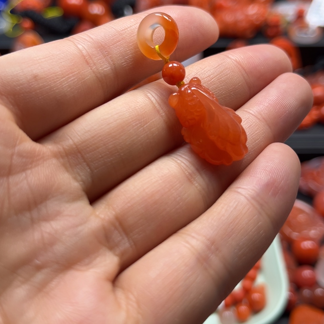 南红玛瑙配饰金鱼未镶嵌