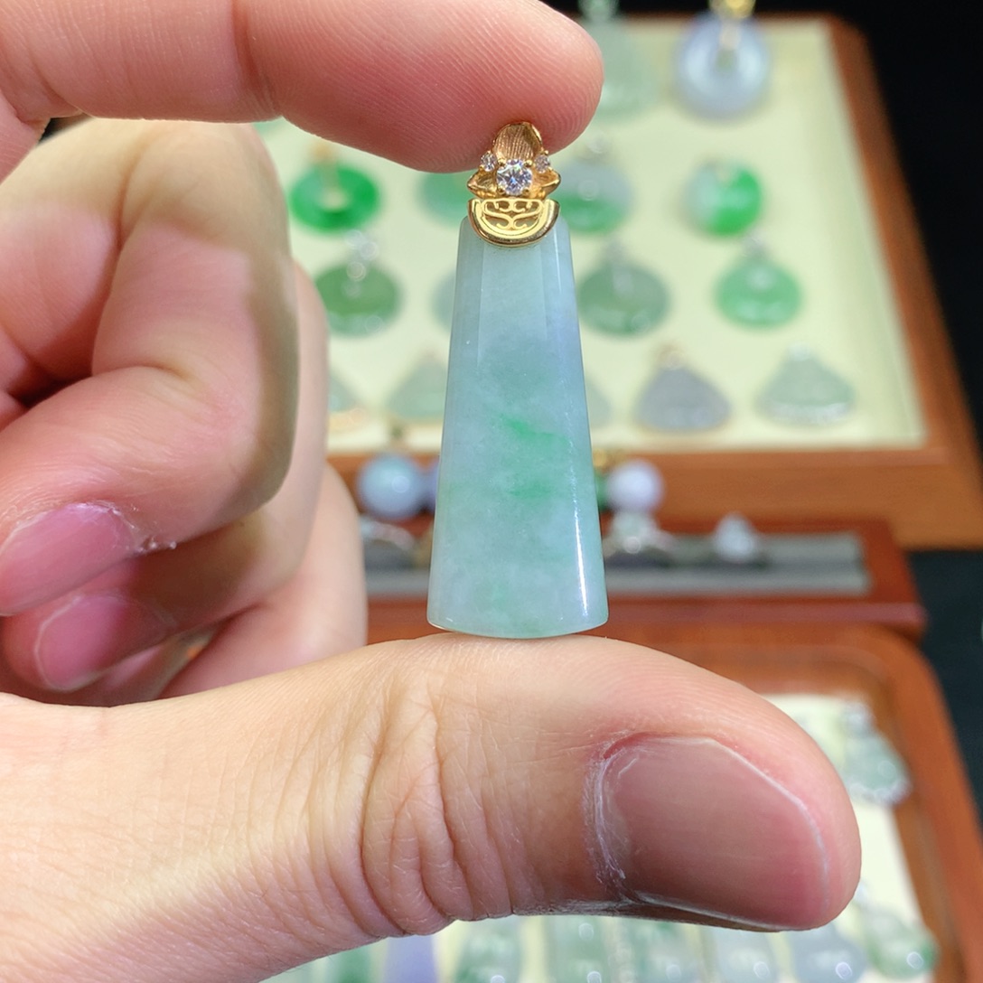 翡翠颈饰18K金镶嵌天然a货翡翠吊坠