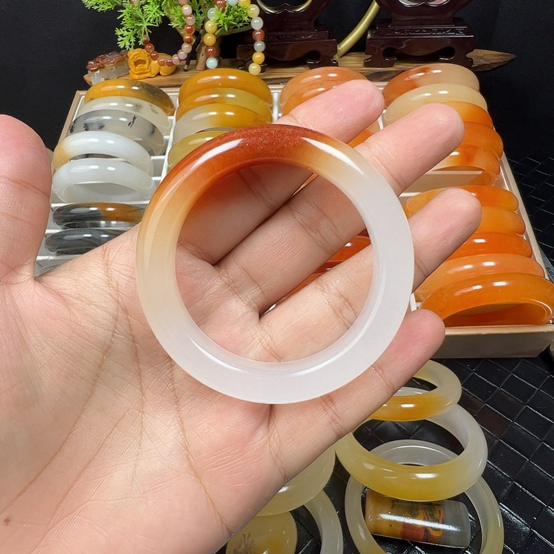 鱼****石英质玉（黄龙玉）未镶嵌手镯