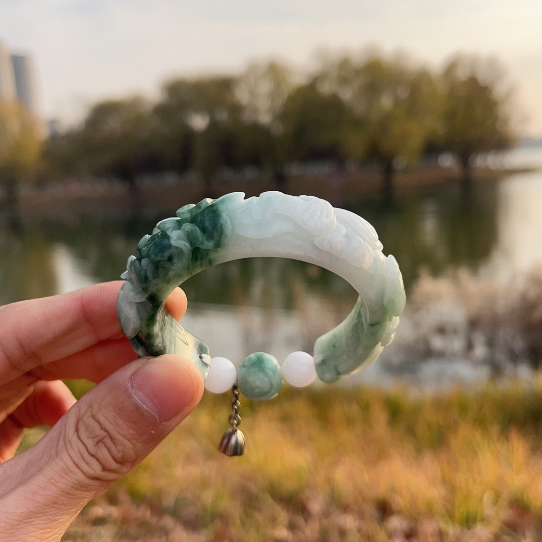 天然缅甸翡翠半山半水立体雕刻飘绿花大长腿半镯设计款