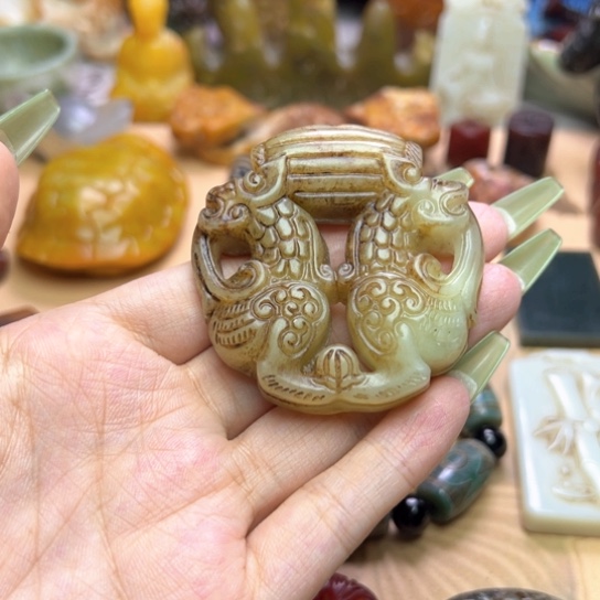 蛇纹石玉未镶嵌颈饰