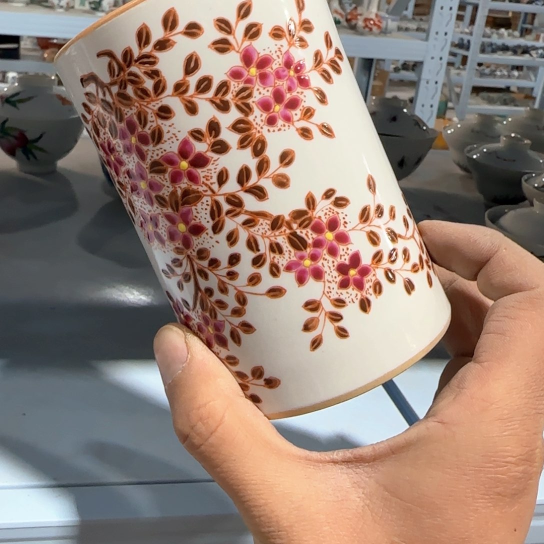 瓷片瓷器上用青花做圆润青花