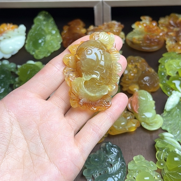 蛇纹石玉颈饰未镶嵌