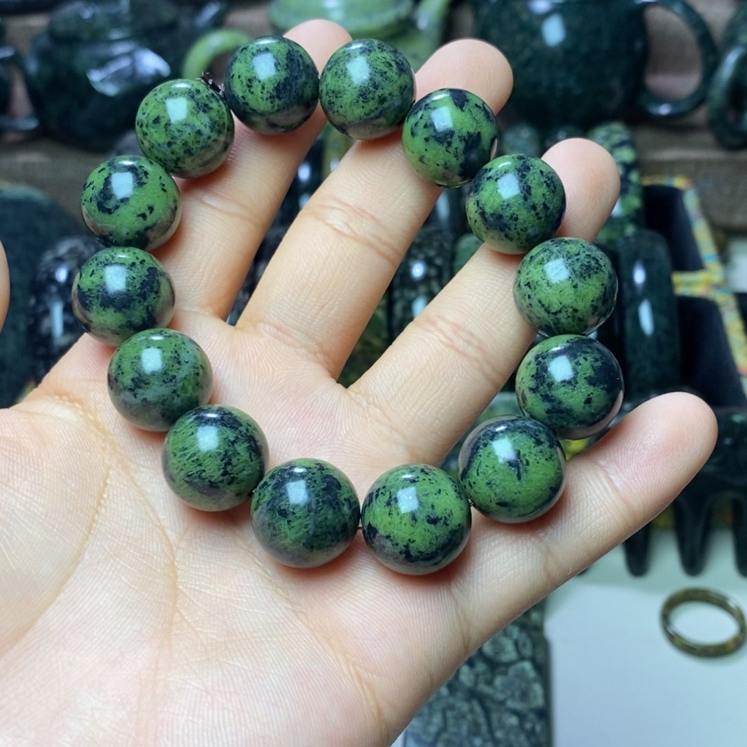 风***人蛇纹石玉未镶嵌颈饰