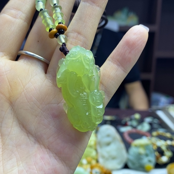 蛇纹石玉未镶嵌颈饰