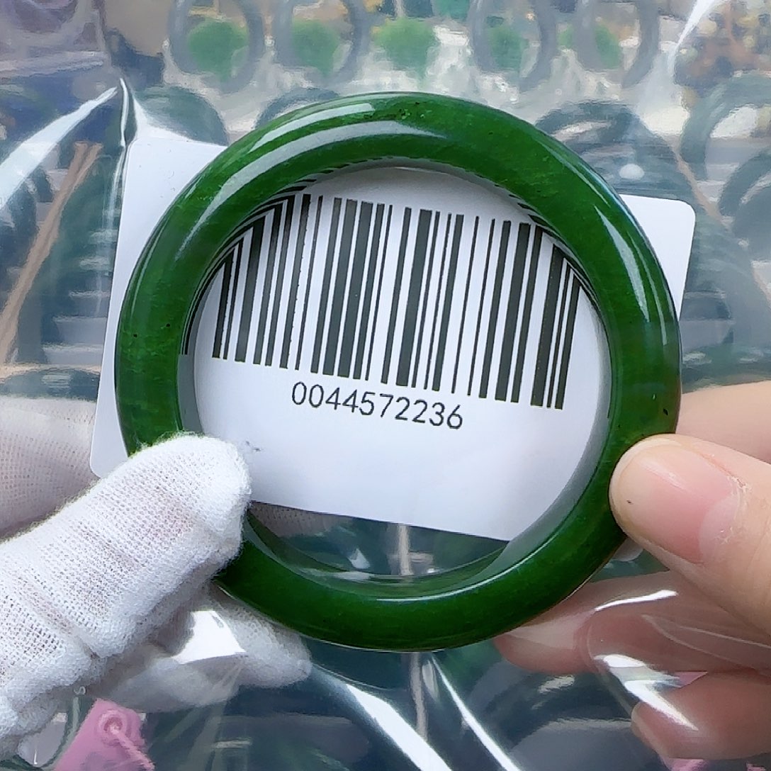 和田玉（碧玉）手镯未镶嵌口****红包容55