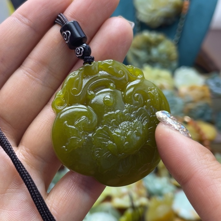 蛇纹石玉未镶嵌颈饰