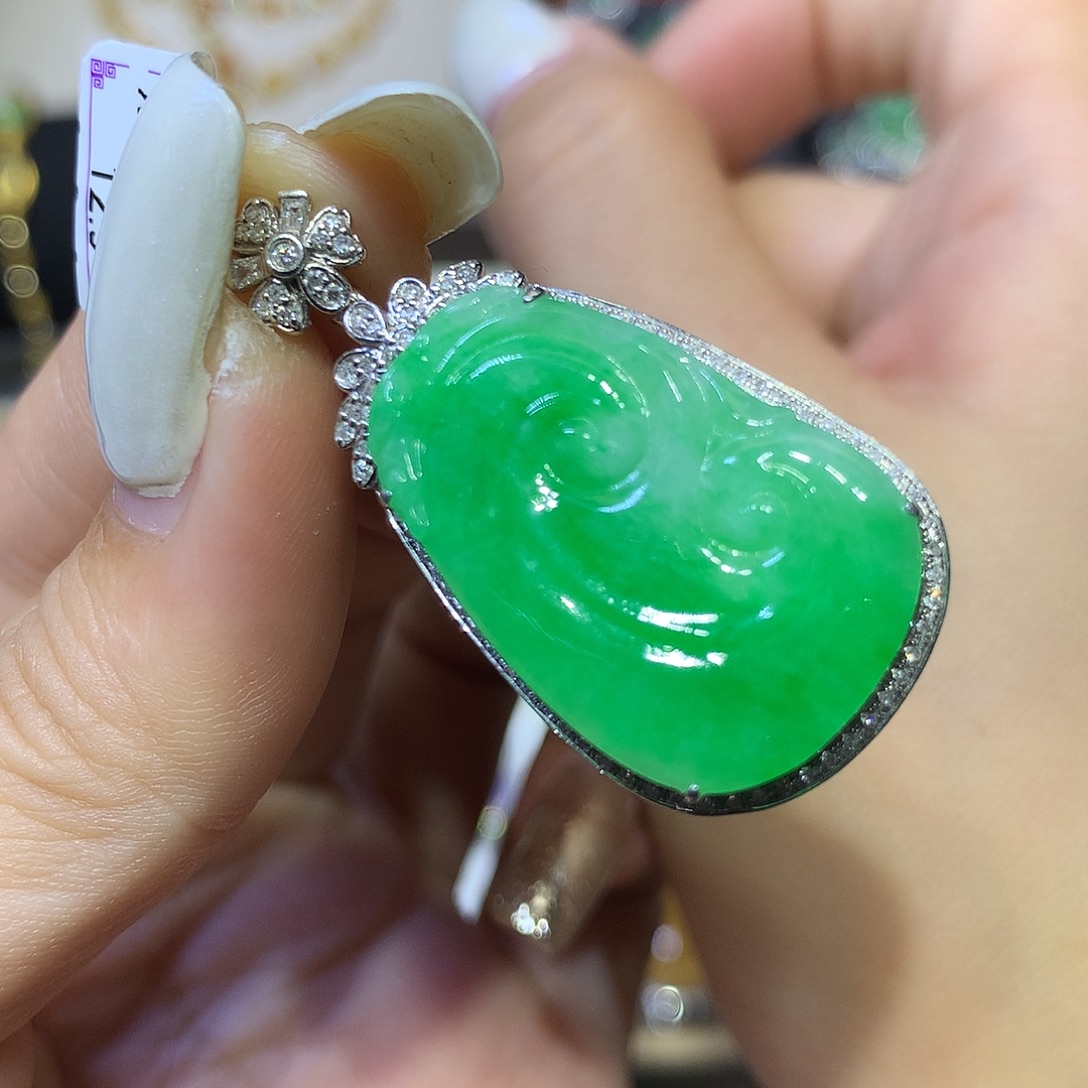 翡翠18K金镶嵌颈饰