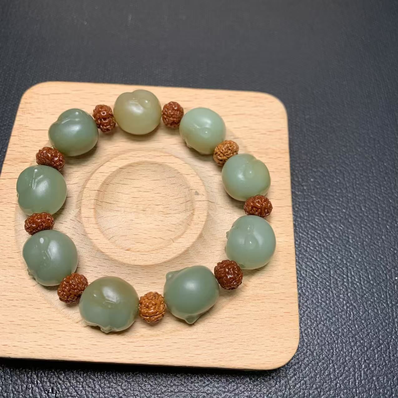 F497珠宝玉石精选和田玉手串